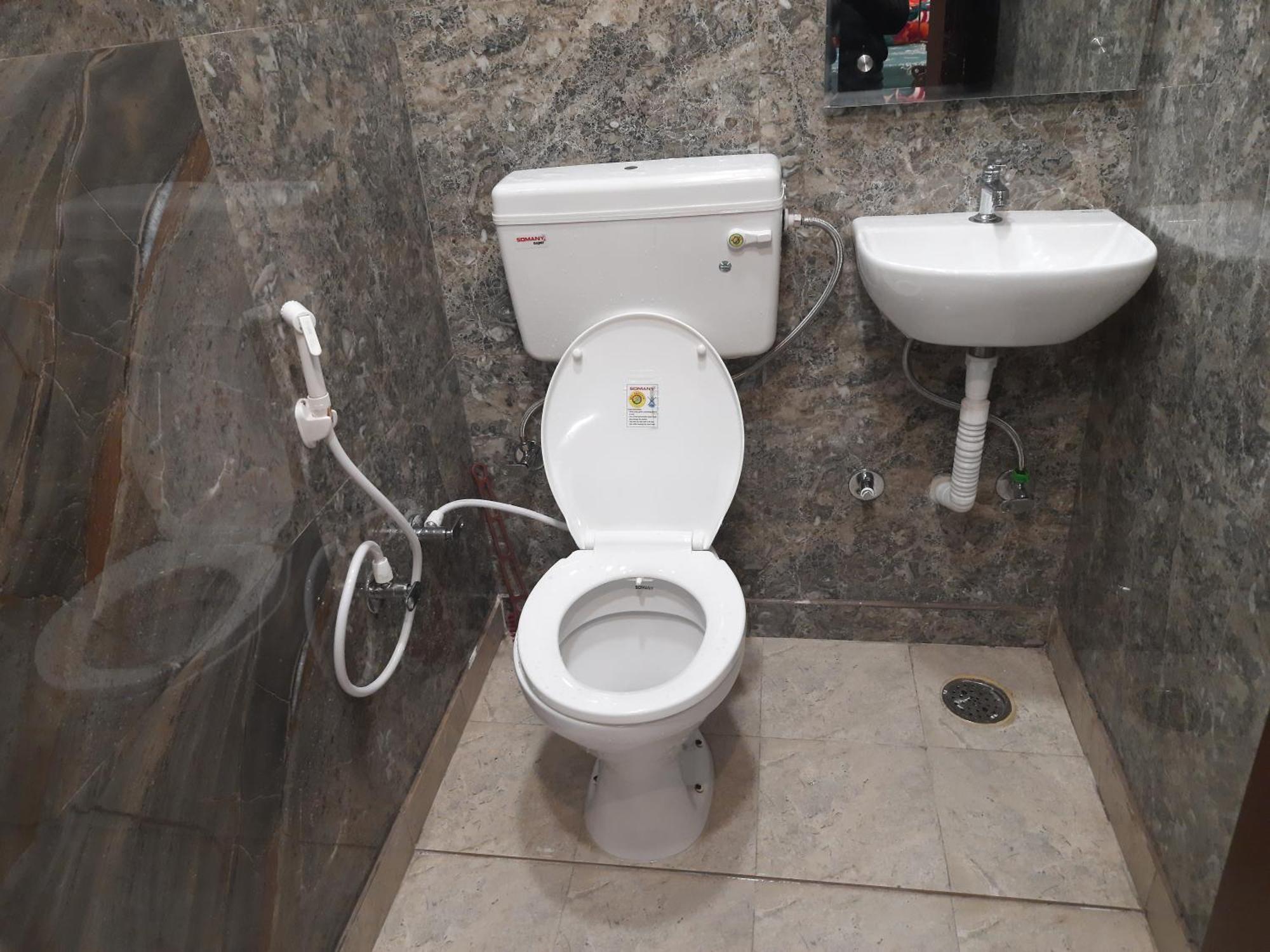 Aggarwal Luxury With Private Kitchen Having Utensils, Gas And Fridge, Wifi With Android Tv, Fully Air Conditioning In Cream Location Of Lajpat Nagar South Delhi Apartment *