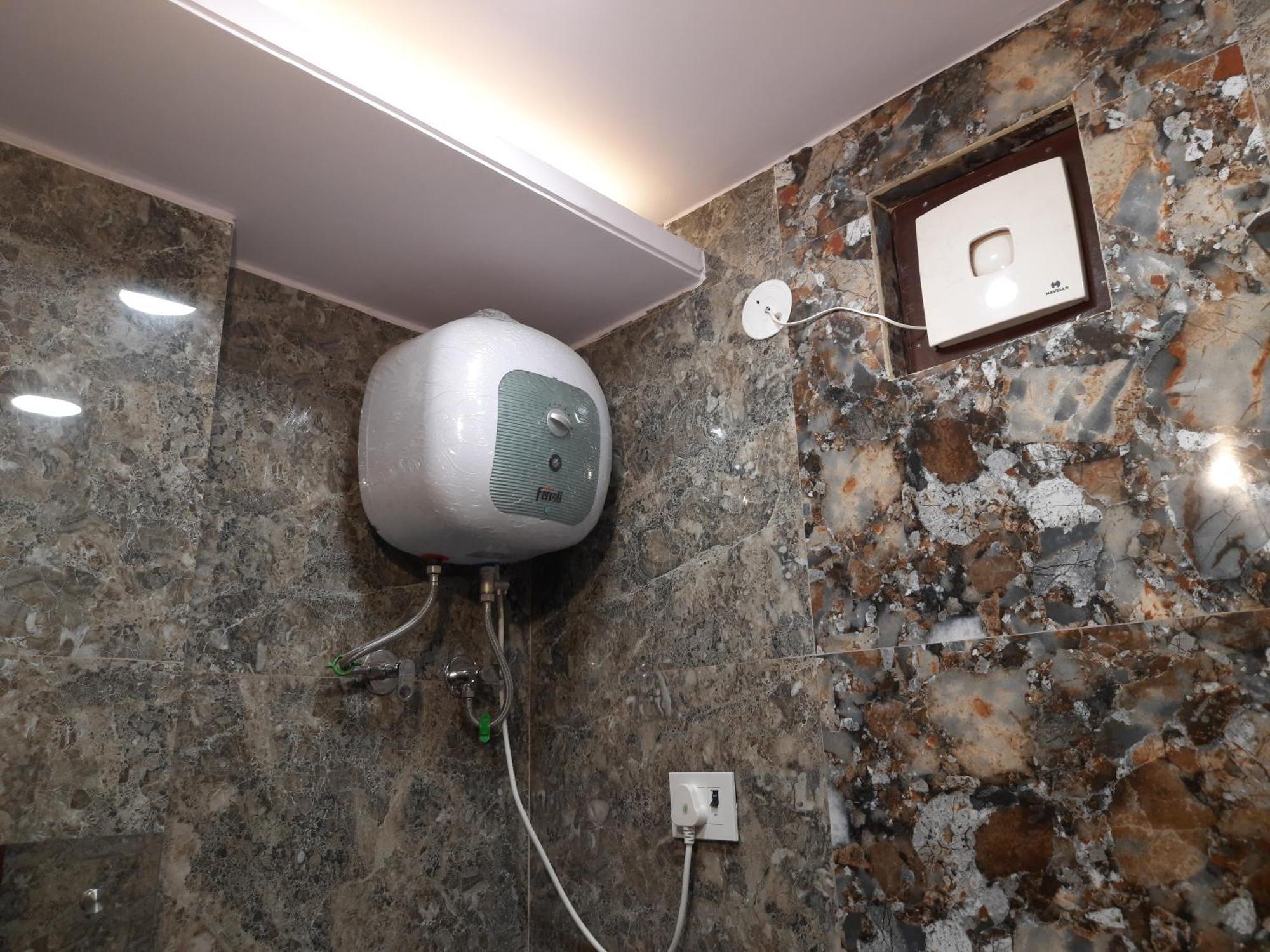 Aggarwal Luxury With Private Kitchen Having Utensils, Gas And Fridge, Wifi With Android Tv, Fully Air Conditioning In Cream Location Of Lajpat Nagar South Delhi