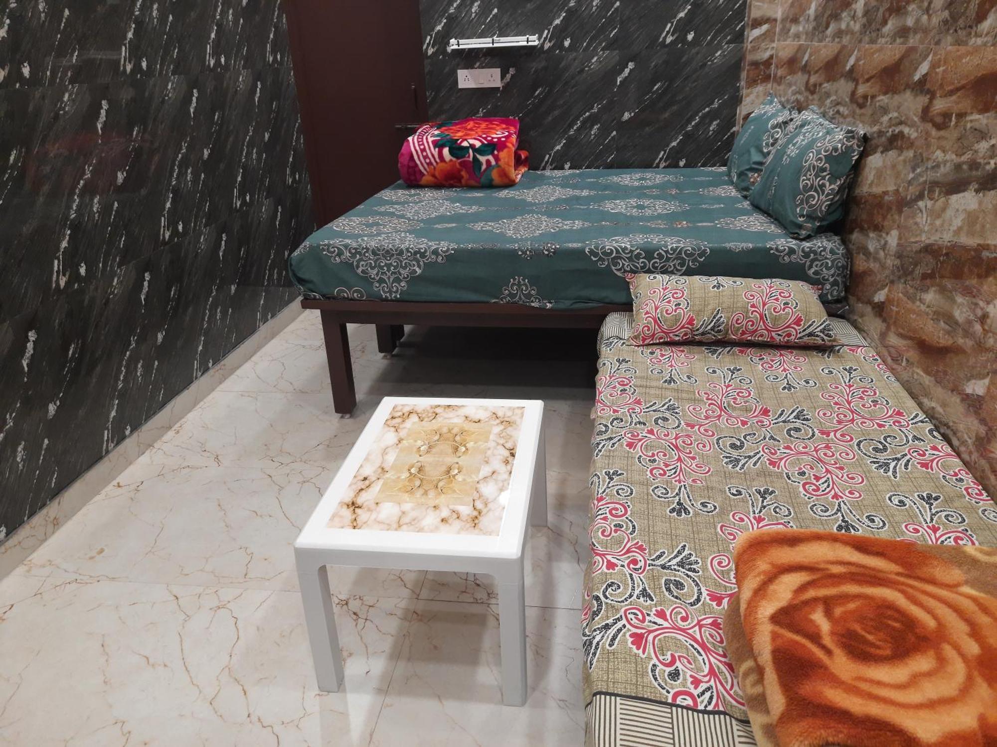 Aggarwal Luxury With Private Kitchen Having Utensils, Gas And Fridge, Wifi With Android Tv, Fully Air Conditioning In Cream Location Of Lajpat Nagar South Delhi Apartment *