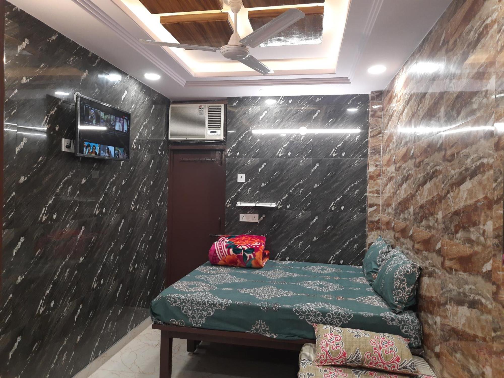 Apartment Aggarwal Luxury With Private Kitchen Having Utensils, Gas And Fridge, Wifi With Android Tv, Fully Air Conditioning In Cream Location Of Lajpat Nagar South Delhi