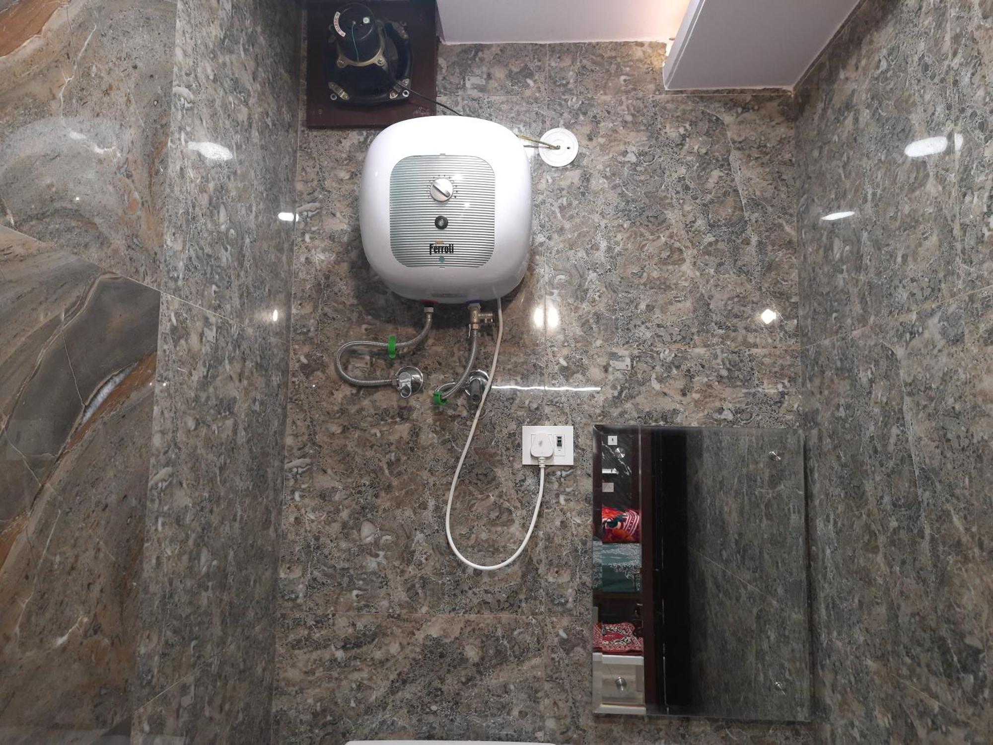 Apartment Aggarwal Luxury With Private Kitchen Having Utensils, Gas And Fridge, Wifi With Android Tv, Fully Air Conditioning In Cream Location Of Lajpat Nagar South Delhi *